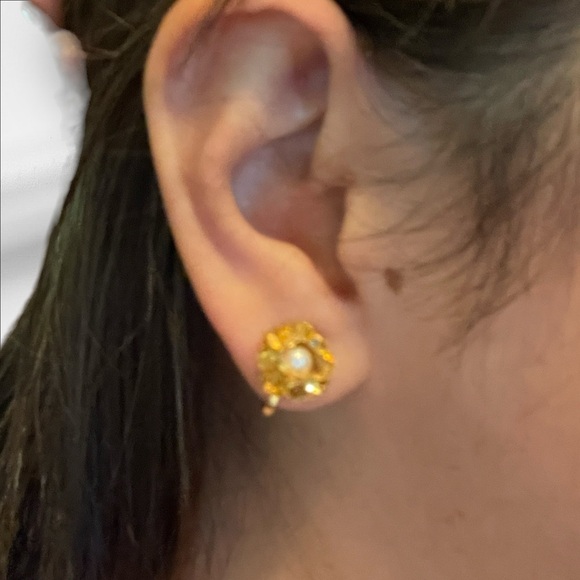 GOLD IN COLOR ROSE FLORAL WITH PEARL EOMENS CLIP ON EARRINGS - Picture 4 of 5